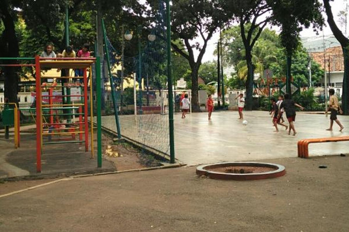 Anak-anak bermain di RPTRA Amir Hamzah di Kelurahan Pegangsaan, Menteng, Jakarta Pusat, Selasa (15/11/2016).