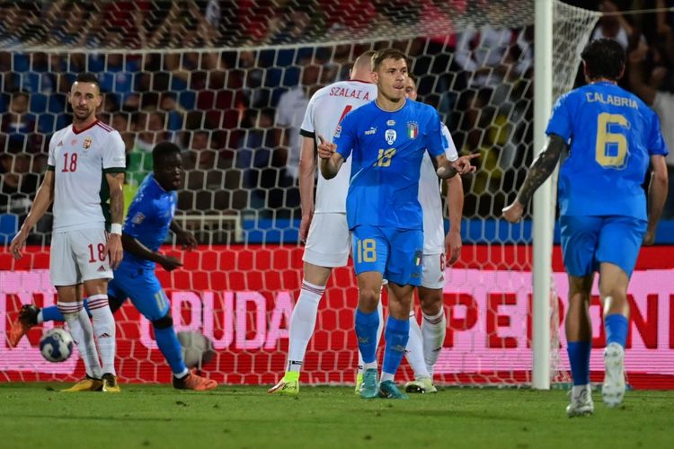 Gelandang Italia Nicolo Barella (C-R) merayakan setelah membuka skor selama pertandingan sepak bola leg pertama UEFA Nations League - League A, Grup 3 antara Italia dan Hongaria pada 7 Juni 2022 di stadion Dino-Manuzzi di Ces