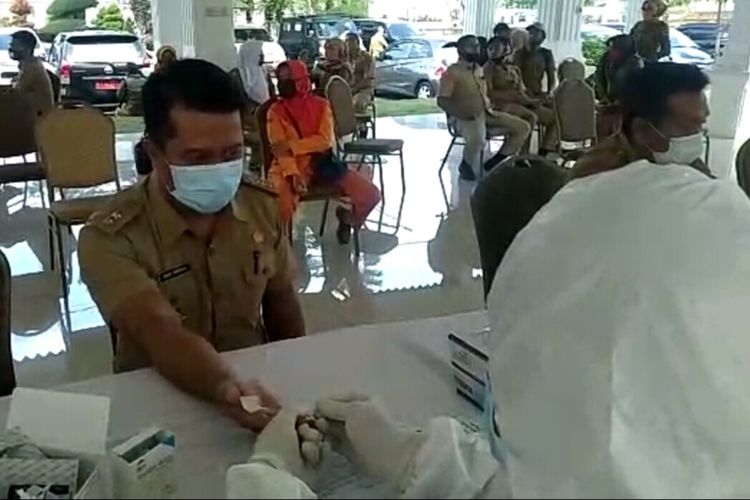 Seorang ASN di Kabupaten Cianjur, Jawa Barat sedang menjalani rapid test di Pendopo Bupati, Selasa (23/6/2020). Sebanyak 53 orang dinyatakan reaktif.