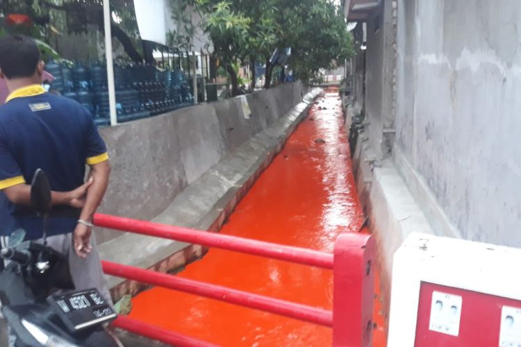 Air yang ada di selokan perumahan warga di Jalan Bali, Kecamatan Manyar, Gresik, yang berubah menjadi oranye, Kamis (30/1/2020) sore.