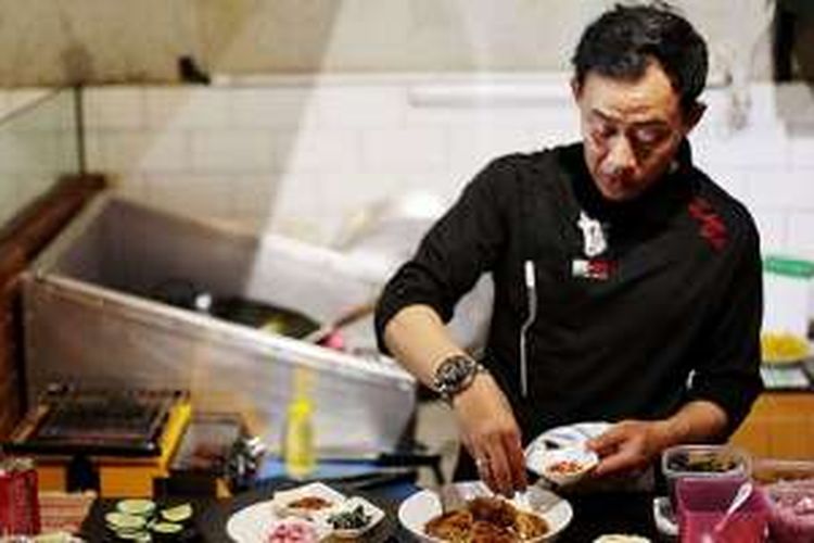 Zulkarnain Dahlan, pemilik sekaligus chef mie-gyu memasak mie-gyu original (kuah).