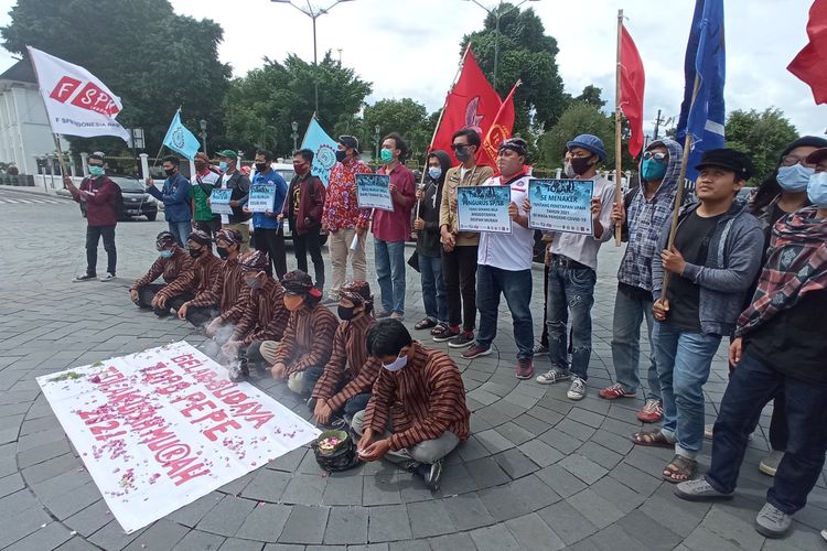 Puluhan buruh gelar topo pepe di titik nol Yogyakarta, Senin (2/11/2020)