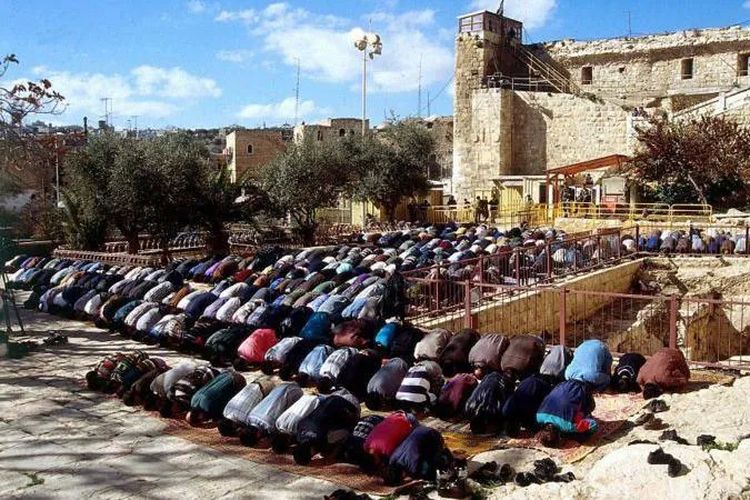 Masjid Ibrahim di Hebron dibangun di atas Makam Para Leluhur, yang sangat bernilai bagi orang Yahudi, Muslim, dan Kristen.