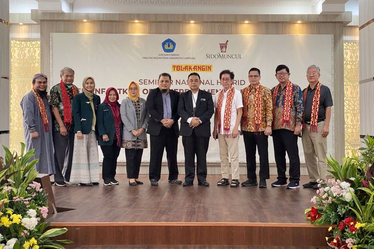 Direktur PT Sido Muncul Irwan Hidayat bersama narasumber dan stakeholder terkait di Seminar Herbal di Universitas Lampung, Sabtu (27/5/2023)