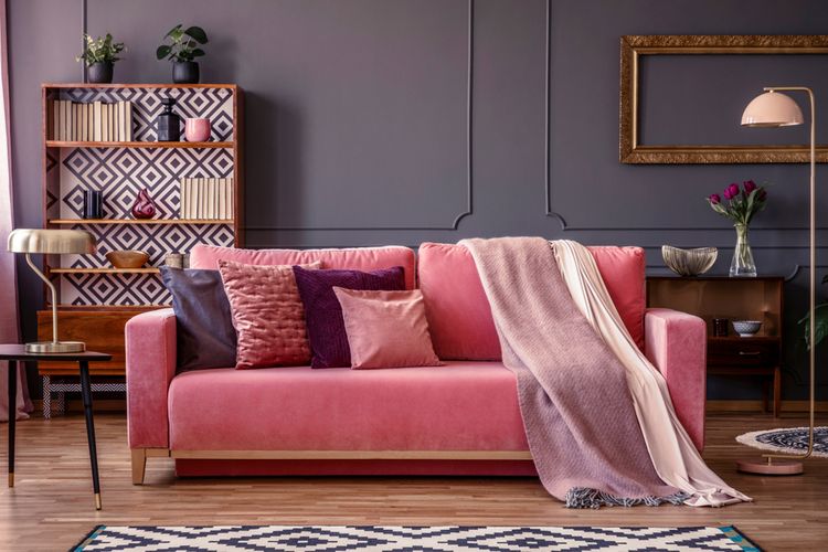 Ilustrasi ruang keluarga dengan nuansa warna pink atau merah muda.