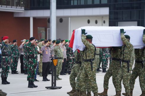 BERITA FOTO: Momen Panglima TNI hingga KSAD Sambut Kedatangan Jenazah Prajurit yang Gugur di Papua