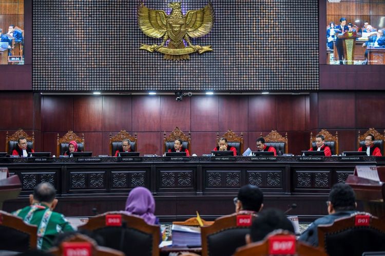 Ketua Mahkamah Konstitusi (MK) Suhartoyo (kempat kiri) memimpin sidang lanjutan sengketa hasil Pemilihan Presiden (Pilpres) 2024 di Mahkamah Konstitusi (MK), Jakarta, Senin (1/4/2024). Dalam sidang tersebut MK memeriksa 11 saksi dan tujuh ahli yang dihadirkan dari pemohon Anies Baswedan-Muhaimin Iskandar (AMIN). ANTARA FOTO/Galih Pradipta/nym.