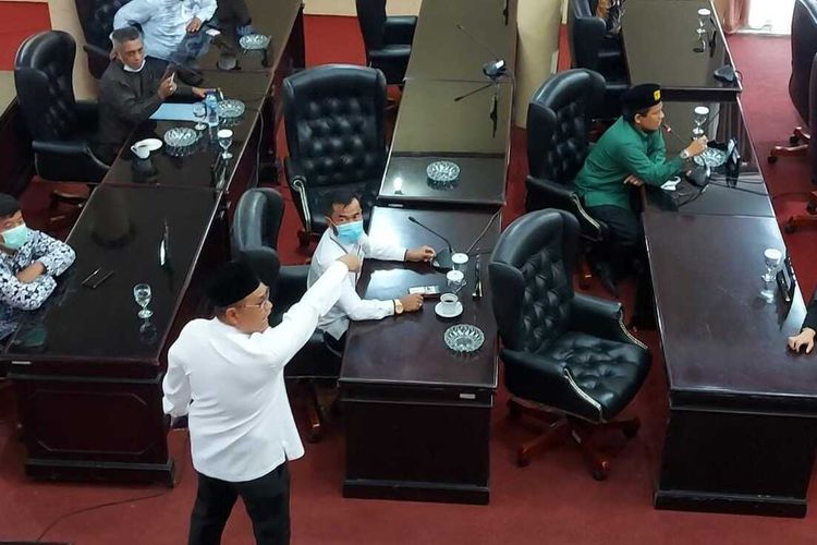 Bupati Solok Epyardi Asda cekcok dengan anggota Dewan dan kemudian keluar dari sidang paripurna DPRD Kabupaten Solok, Jumat (24/9/2021).