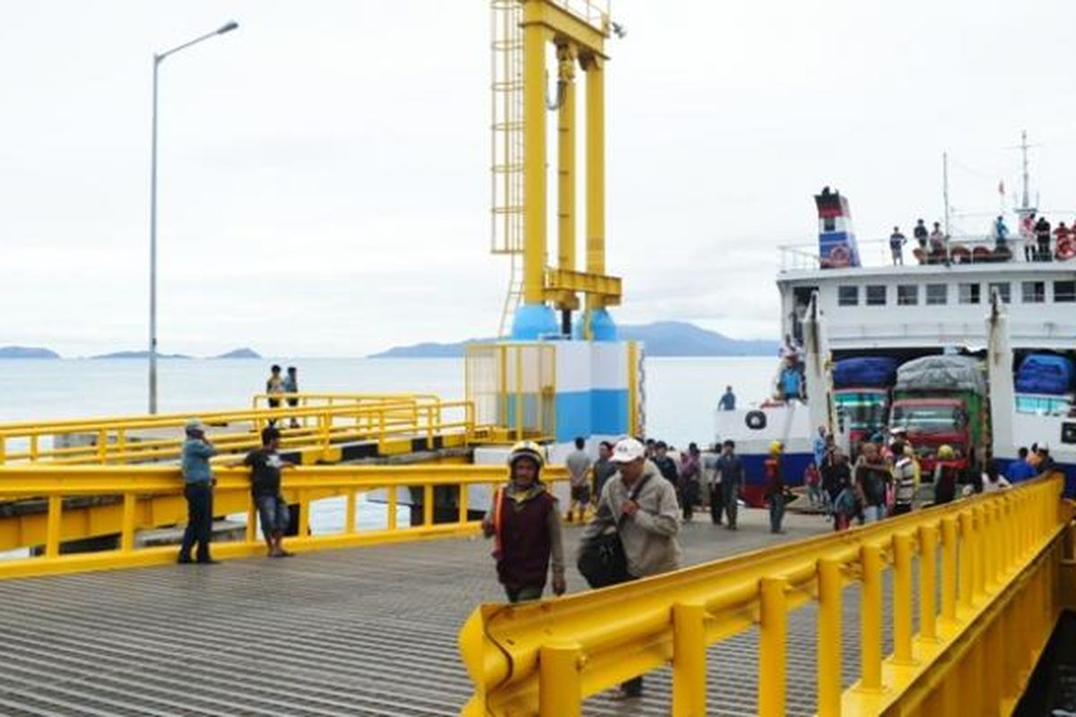 kapal fery yang tiba di pelabuhan Kolaka, dari pelabuhan Bajoe, Sulawesi Selatan.