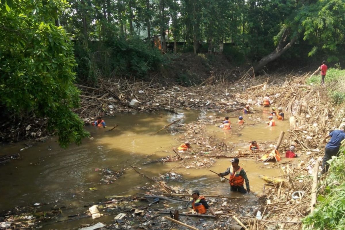 Tim gabungan Pemerintah Kota Bekasi membersihkan sampah berupa batang bambu di Sungai Cikeas tepatnya di Jatiasih, Kota Bekasi, Senin (19/11/2018).