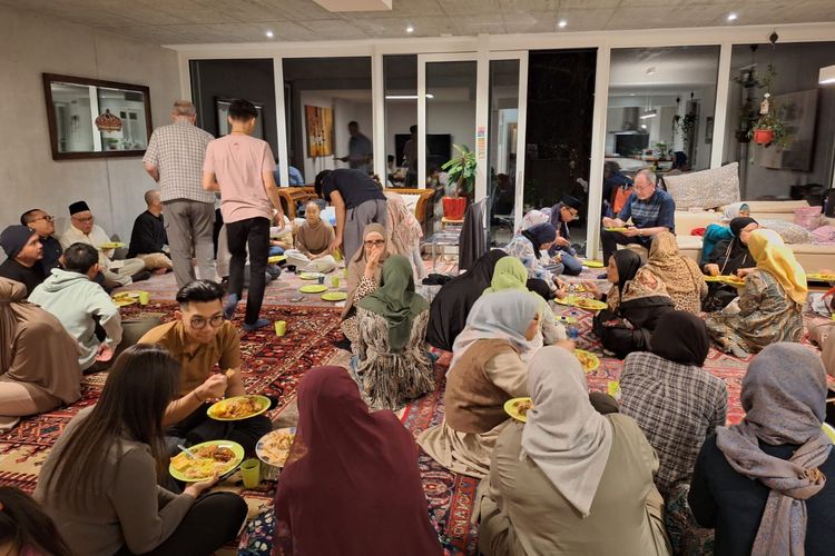 Kegiatan buka puasa bersama oleh Indonesische Islamischer Kultur Verein Swiss (IIKV) atau Perhimpunan Kebudayaan Islam Indonesia Swiss di rumah keluarga Abdul Jabbar Kohler, Sabtu (6/4/2024).