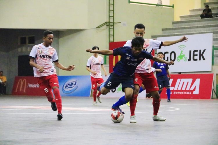 Tim putra Universitas Sebelas Maret Surakarta (UNS) dan Univ. Kristen Duta Wacana (UKDW) Yogyakarta membuka persaingan di Pul A LIMA Futsal: Kaskus Central Java and Special Region of Yogyakarta Conference 2018 dengan berbagi angka.