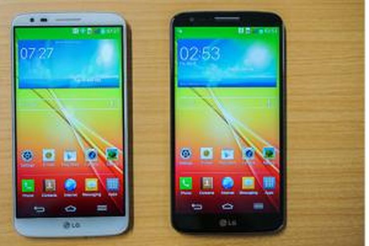 Smartphone LG G2 tersedia dalam pilihan warna putih dan hitam