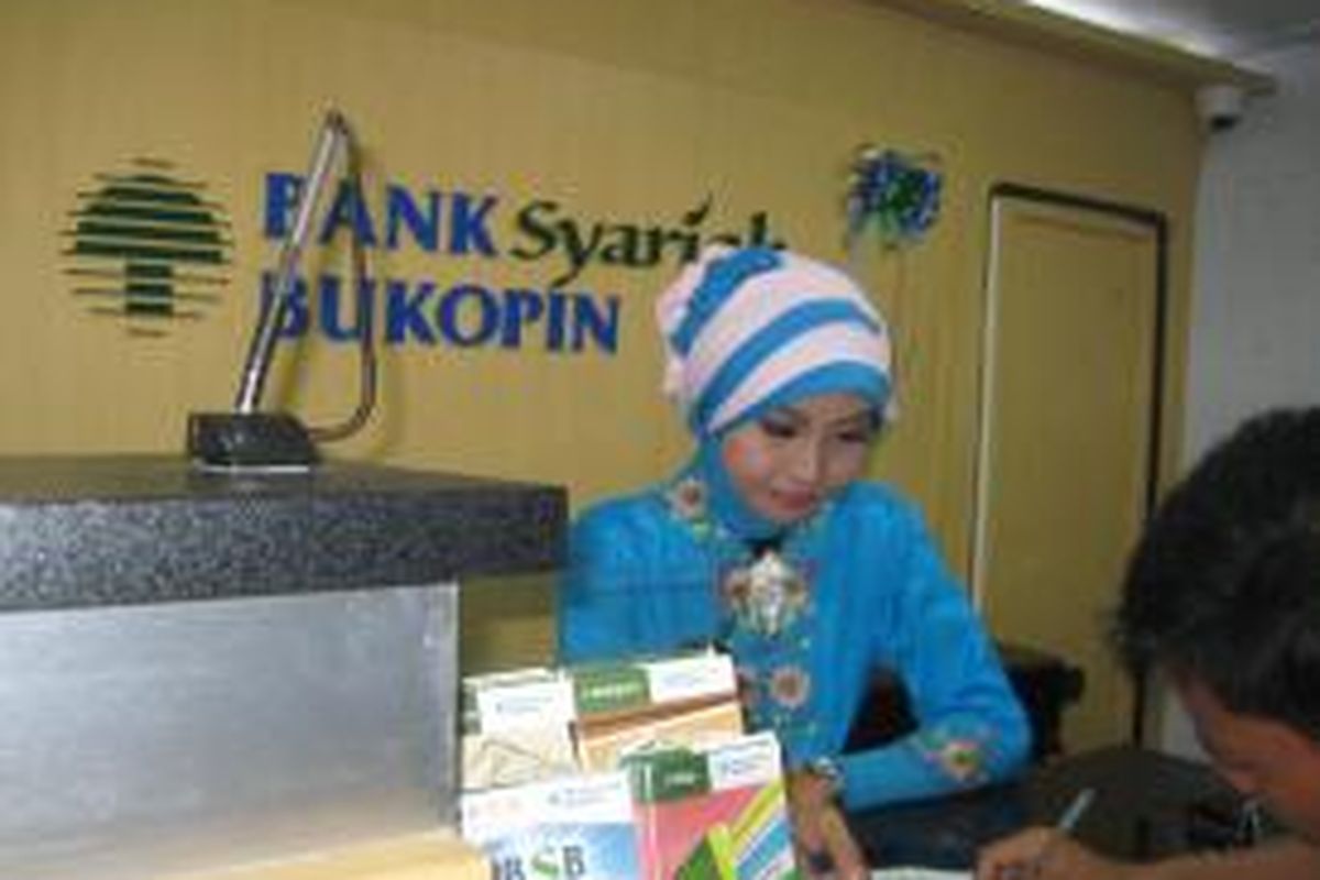 Petugas Bank Syariah Bukopin (BSB) melayani nasabah. 