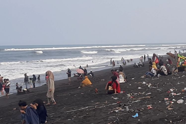 Pengunjung di Pantai Watu Pecak harus menikmati suasana pantai berdampingan langsung dengan sampah yang berserakan, Selasa (2/5/2023)