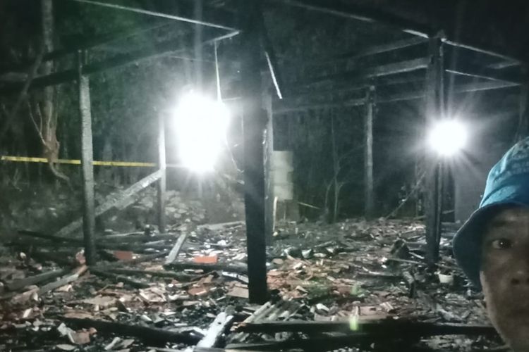 Rumah warga habis terbakar di Pedukuhan Nabin, Kalurahan Sidomulyo, Kapanewon Pengasih, Kabupaten Kulon Progo, Daerah Istimewa Yogyakarta. Penghuni rumah sedang menghadiri acara pengajian di Wates.