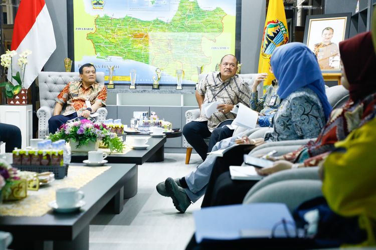 Gubernur Jateng Ahmad Luthfi saat membahas persiapan Central Java Investment Business Forum (CJIBF) 2025 di ruang kerjanya, Kamis (24/7/2025).