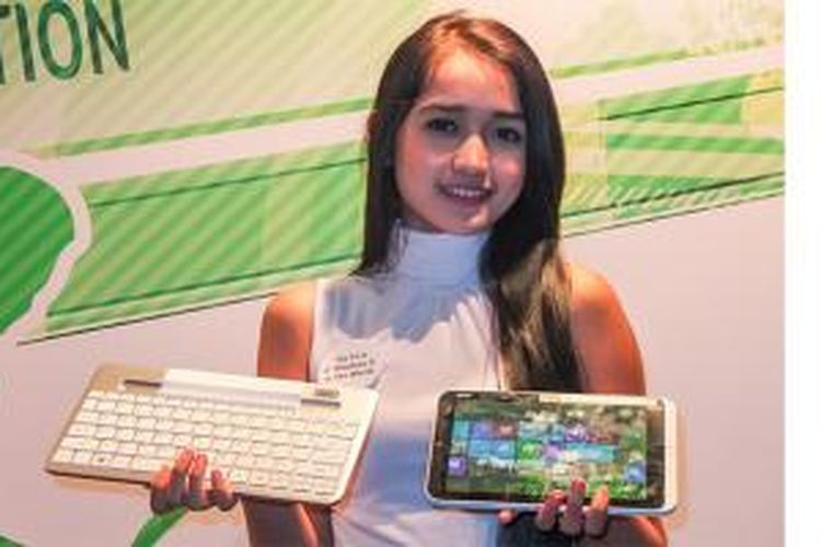 Model menunjukkan tablet Acer Aspire W3 dan aksesoris keyboard bluetooth