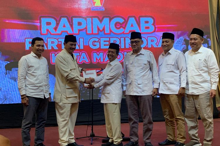 Wakil Ketua DPD Partai Gerindra Jawa Timur, Imam Makruf menyerahkan rekomendasi Maidi-Bagus untuk maju dalam pilkada Kota Madiun 2024 di Hotel Merdeka Madiun, Rabu (3/7/2024) malam.