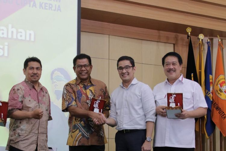 Leles Sudarmanto, Sekjen IKA Universitas Terbuka (IKAUT), Meidi Lazuardi  Ketua IKA Universitas Airlangga, Ketua ILUNI UI Andre Rahadian, dan Budi Harto Ketua IKA Universitas Sebelas Maret (UNS) berfoto bersama usai paparan mengenai masukan kongkrit untuk Omnibus Law RUU Cipta Kerja di Jakarta, Selasa (3/3/2020).