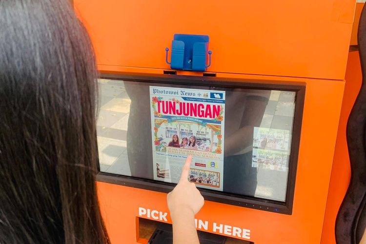 Seorang pengunjung Tunjungan sedang memilih layout cetak foto usai melakukan photoboth disalah satu yang banyak di sepanjang ditrotoar kawasan wisata di Surabaya, Jawa Timur, Kamis (09/04/2026) sore. 