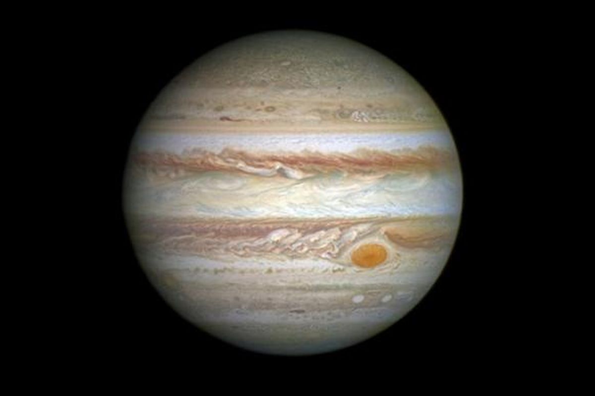 Titik merah Jupiter. Suhunya mencapai 1.300 derajat celsius, mengalahkan lava terpanas di Bumi.