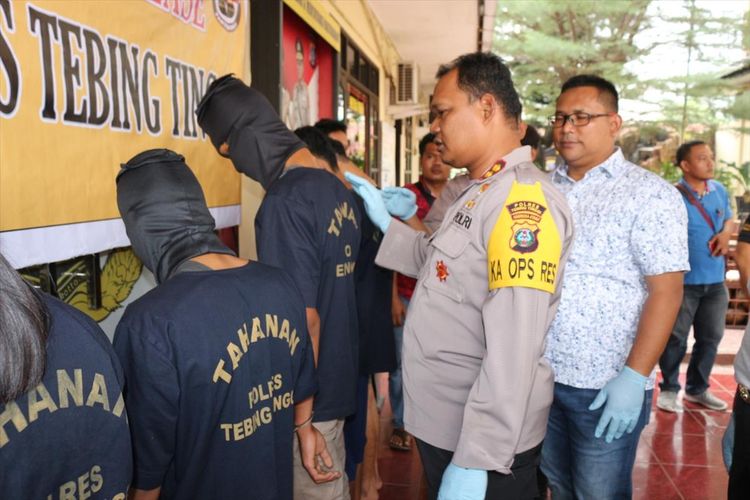 Dua orang pelaku pembunuhan karyawan PTPN IV, Siti Aminah Purba (berpenutup kepala) AR dan SMPS merupakan tetangga korban. 