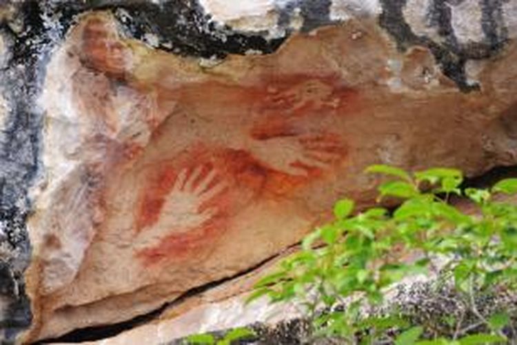 Lukisan tangan purba di dinding tebing yang berbatasan dengan laut berada di Kabupaten Morowali Utara. Temuan ini menambah lukisan tangan di pulau Sulawesi yang sebelumnya ada di Maros Sulawesi Selatan, dan di pulau Muna Sulawesi Tenggara