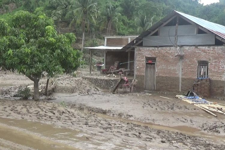 Banjir bandang menerjang Mamuju, Sulawesi Barat, pada Jumat (3/9/2021) dini hari. 