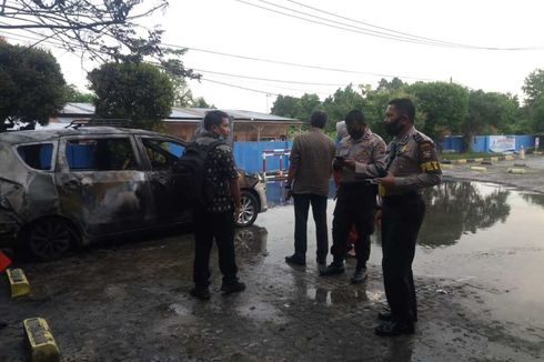 Mobil Milik Seorang Dokter Tiba-tiba Terbakar di Parkiran RS Pekanbaru