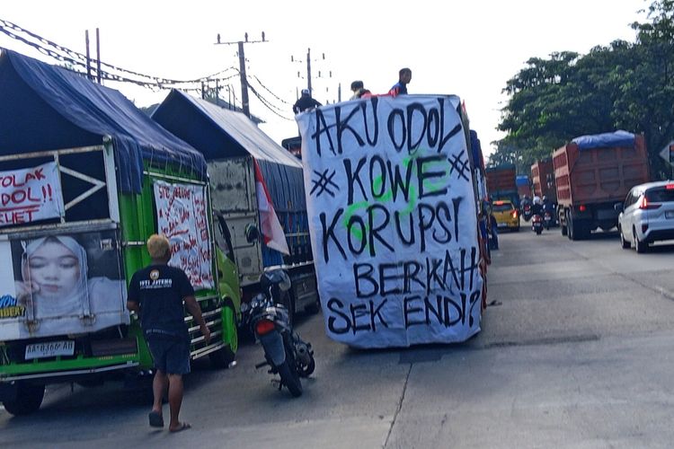 Truk mulai berdatangan di Jalan Siliwangi, Kota Semarang, Jaw Tengah, Senin (23/6/2025).