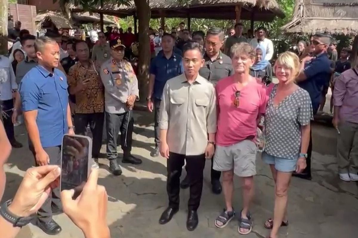 Momen Wakil Presiden (Wapres) RI Gibran Rakabuming Raka berfoto dengan turis Prancis saat mengunjungi Desa Sade, Rembitan, Pujut, Kabupaten Lombok Tengah, Nusa Tenggara Barat (NTB) pada Sabtu (2/8/2025).
