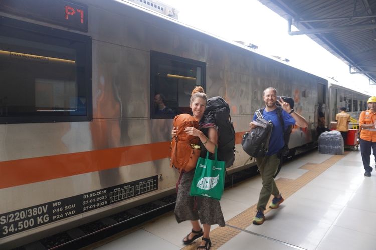Wisatawan asing yang bergerak di Stasiun Surabaya Gubeng, Senin (21/7/2025).