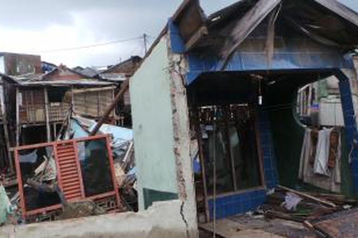 Dua buah rumah di tepi sisi timur Waduk Pluit, Penjaringan, Jakarta Utara, roboh diduga akibat tergerus banjir. Jumat (13/2/2015).