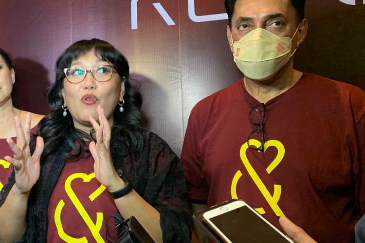 Produser Chand Parwez dan sutradara Gina S. Noer saat ditemui usai pemutaran perdana film Cinta Pertama, Kedua & Ketiga di Epicentrum XXI, Jakarta Selatan, Selasa (28/12/2021). 