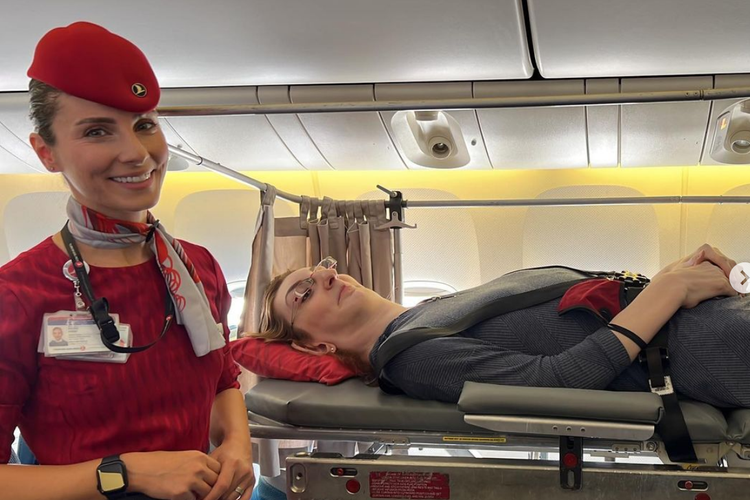 Rumeysa Gelgi, perempuan tertinggi di dunia, untuk pertama kalinya naik pesawat setelah maskapai melepas 6 bangku penumpang untuknya