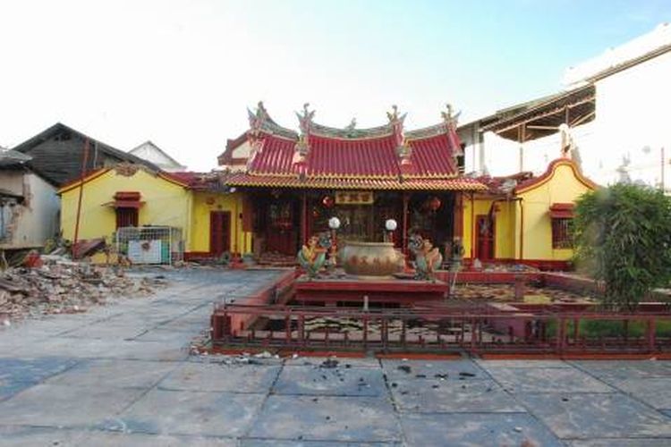 Bangunan lama Kelenteng See Hien Kiong yang runtuh akibat diguncang gempa pada 30 September 2009.
