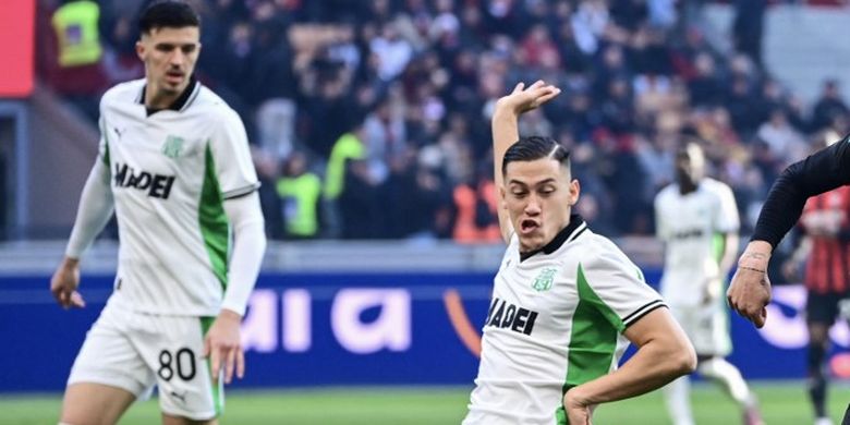 Jay Idzes (kiri) mencoba membendung tembakan Davide Bartesaghi (kanan) dalam laga Liga Italia 2025-2026 AC Milan vs Sassuolo di Stadion San Siro, 14 Desember 2025. (Photo by Piero CRUCIATTI / AFP)
