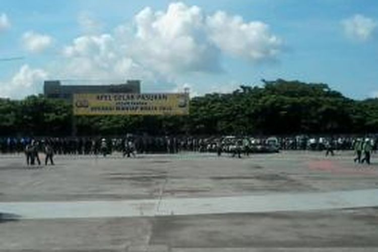 Personil gabungan TNI-Polri gelar pasukan di lapangan Karebosi Makassar, Jumat (7/2/2014).