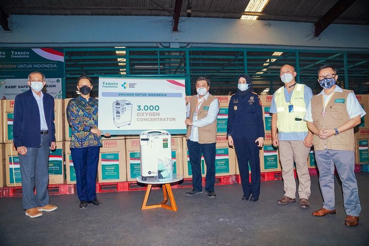 Penyerahan simbolis donasi 3.000 konsentrator oksigen dari Tanoto Foundation kepada Kementerian Kesehatan (Kemenkes) di Bandara Internasional Soekarno-Hatta, Banten, pada Selasa (3/8/2021).