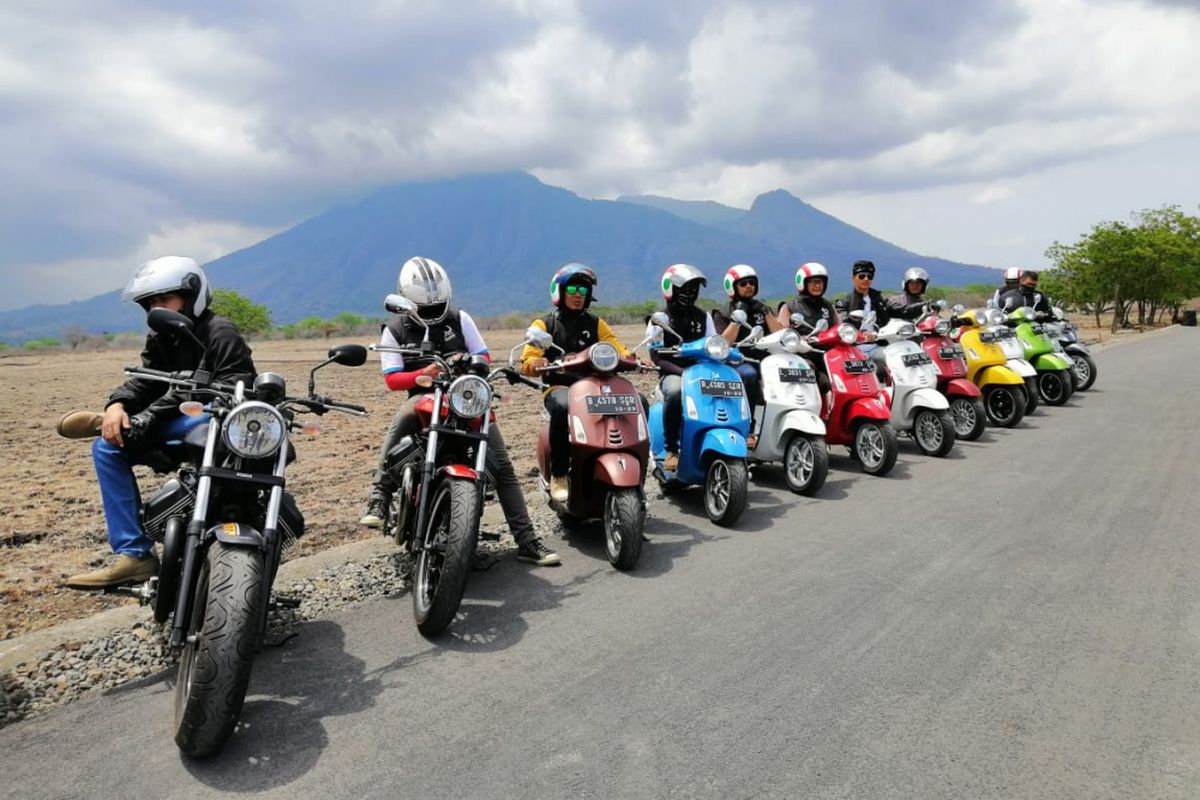 Rombongan turing Iconic Ride  PT Piaggio Indonesia dalam rangka memperingati 50 tahun Vespa Primavera berpose di kawasan Baluran, Jawa Timur. Turing berlangsung selama tiga hari, dari Kota Denpasar, Bali menuju Kawasan Gunung Bromo, Jawa Timur. 