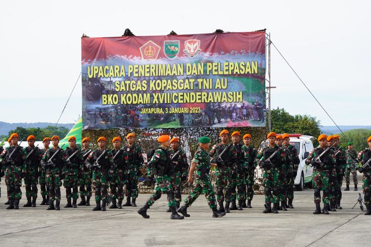 Sebanyak 230 personel Komando Pasukan Gerak Cepat (Kopasgat) TNI dikerahkan untuk mengamankan bandara rawan di Papua. Mereka tiba di Base Ops Lanud Silas Papare, Sentani, Jayapura, pada Selasa (3/1/2023).