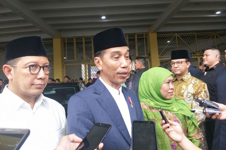 Presiden RI Joko Widodo bersama Menteri Agama Lukman Hakim Saifuddin, Ketua Muslimah NU Khofifah Indar Parawansa usai kegiatan peringatan Hari Lahir ke-73 Muslimah NU di Stasion Gelora Bung Karno, Minggu (27/1/2019). 