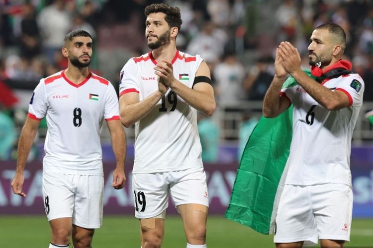 Pemain-pemain Palestina memberi salam kepada suporter usai menang 3-0 atas Hong Kong dalam laga Grup C Piala Asia 2023 di Stadion Abdullah bin Khalifa, Doha, 23 Januari 2024. Timnas Palestina akan menghadapi Qatar di babak 16 besar. (Photo by Giuseppe CACACE / AFP)