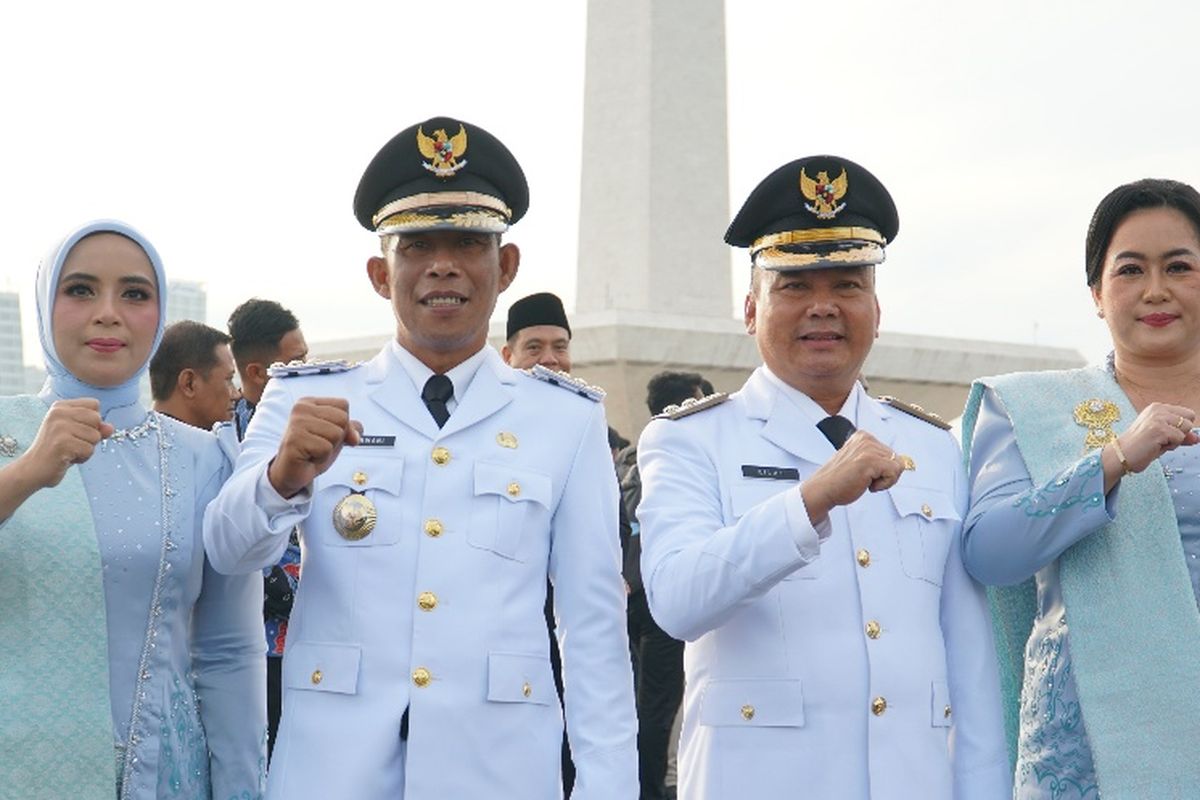 Bupati Bulungan, Syarwani bersama isteri dan Wakil Bupati Bulungan, Kilat bersama isteri berfoto bersama di Kawasan Tugu Monumen Nasional Jakarta, usai mengikuti pelantikan Bupati dan Wakil Bupati seluruh Indonesia di Istana Negara, Jakarta, Kamis (20/2/2025).