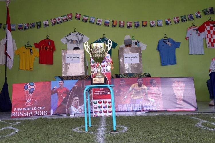 Bilik suara di TPS 11 Perumahan Bumi Asri Sengkaling, RW 5 Kelurahan Mulyoagung, Kecamatan Dau, Kabupaten Malang yang bertema Piala Dunia 2018, Rabu (27/6/2018)