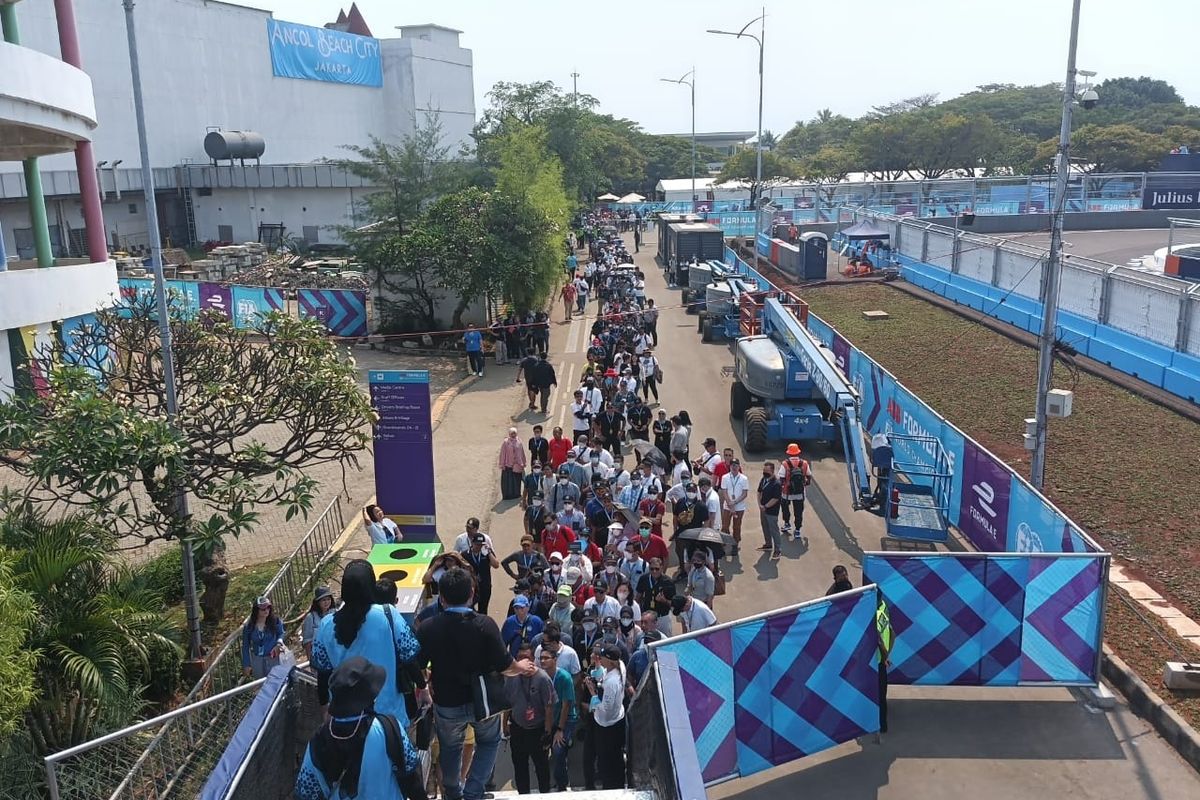 Antrian penonton Formula E di tengah panas matahari pukul 13.00 WIB saat kunjungan singkat ke lokasi pit stop Jakarta International E-Prix Circuit (JIEC), Sabtu (4/6/2022). 