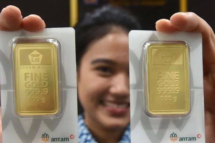 Pegawai menunjukkan emas Antam yang dijual di Butik Emas. Cek harga emas hari ini.