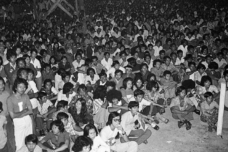 Penonton di pesta musik Summer 28 di Ragunan, Pasar Minggu, Jakarta, Sabtu (18/8/1973)