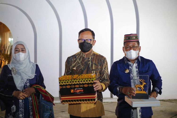 Wali Kota Bogor Bima Arya Sugiarto (tengah) saat menyambut kedatangan peserta Kongres Jaringan Kota Pusaka Indonesia (JKPI) , Jumat (3/12/2021).